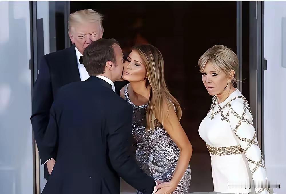 这个画面冲击感太强了！特朗普：马克龙，你小子也太会搞法式浪漫了，我实在没脸看了