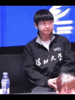 莎莎越来越有莎局范了，坐在场边照样可以统领全局，出乎所有人意料，覃予萱3-