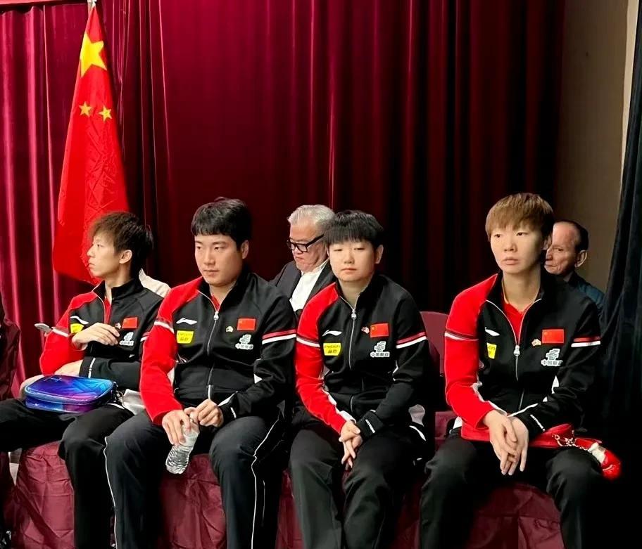哈哈，这是为了要避嫌吗？圆满一定要隔两个人坐吗？这四高手看起来都好困，没一个开