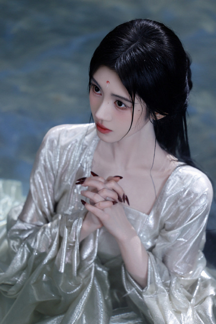 鞠婧祎月光银袍鞠婧祎银袍湿发鞠婧祎银袍湿发