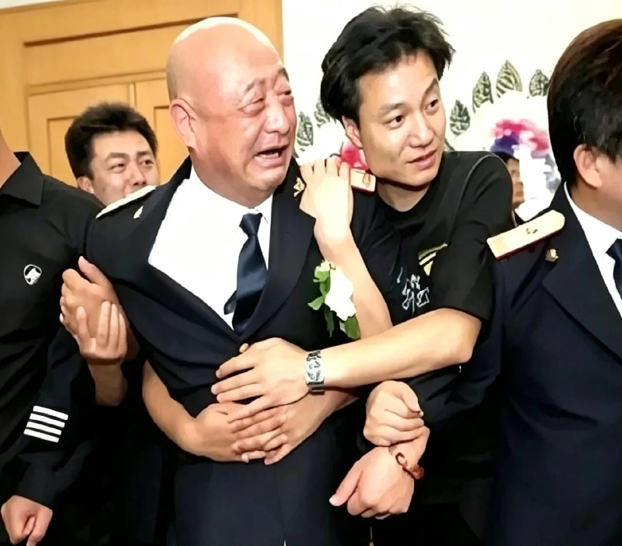 2007年侯耀文葬礼上，陈寒柏哭得整个人都站不住，得靠旁边人死死架着。奇志也在边