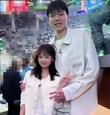 全网男人最羡慕的就是杨瀚森。不是因为他签了2139万的大合同，而是因为他女朋