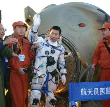 杨利伟正式宣布：中国首批航天员全部停训停航，彻底退出飞天一线。接下来的登月任务，