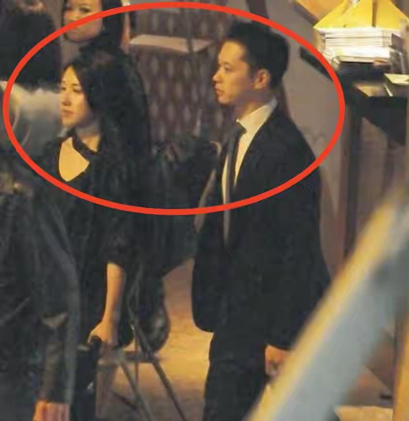 原来李施嬅的前男友就是好姐妹胡杏儿现在的老公李承德呀。李施嬅和李承德当初分开