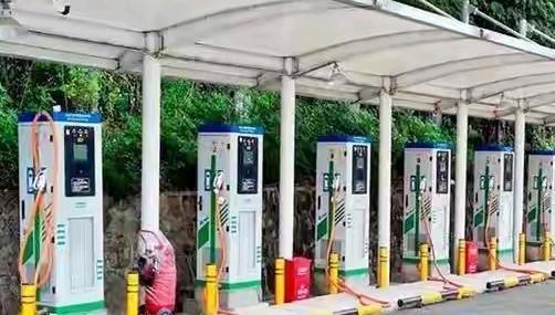 四个月前换了一台标准续航600公里的主流家用电动新能源车。几个月以来，都是在市区