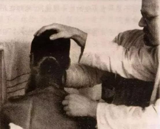 1938年某天清晨，威尔逊医生接待了一个头部几乎被砍掉的女人，女人脑袋摇摇欲坠，