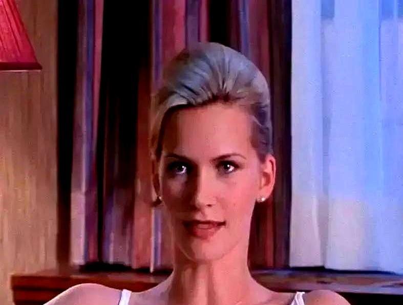 导演一句“内衣反光，脱，保证不拍进去”，她信了。片子上映，胸口一览无遗，影院里