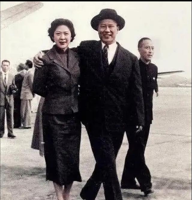 1958年，素有“小诸葛”之称的国民党前国防部长白崇禧在台湾松山机场，迎接从海外