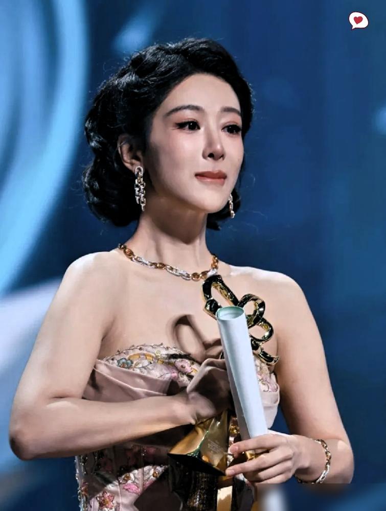 十几年前，宋丹丹看着女儿杨紫，说了一句掏心窝子的话。你长得不好看，别当演员了。
