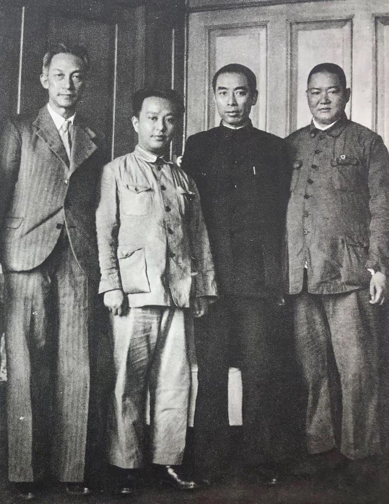 中间C位一眼便知，但左右这几位能全叫出名字的，你一定是个历史大神！不信你试试看