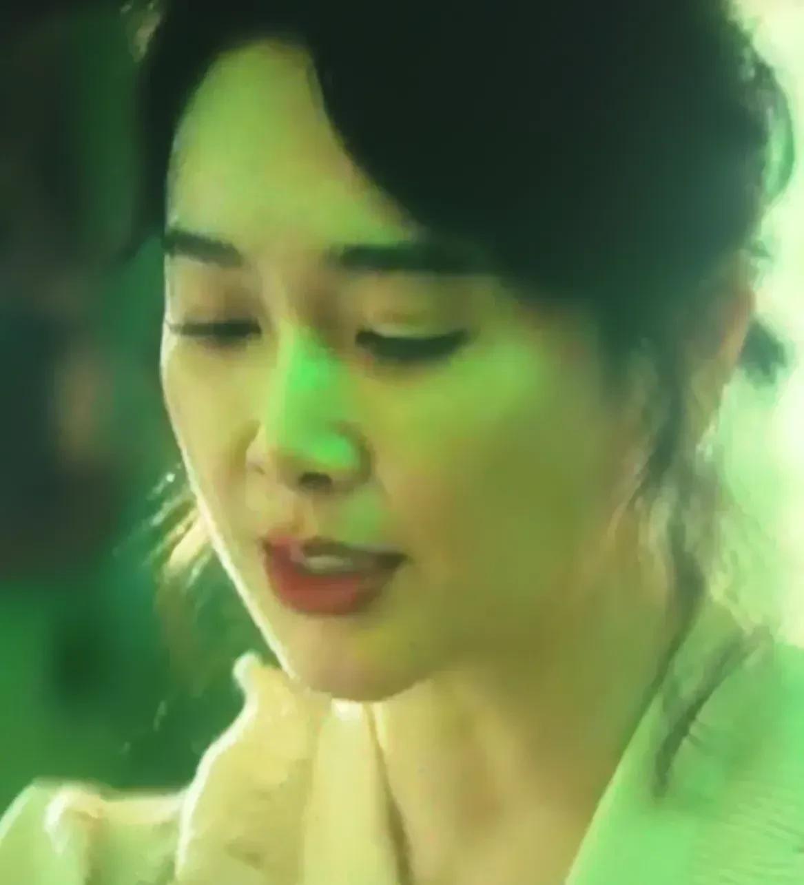 《扫毒风暴》原来王菊花的身份这么复杂。她宛北大毒枭康叔的女儿，又是林强峰战友百川