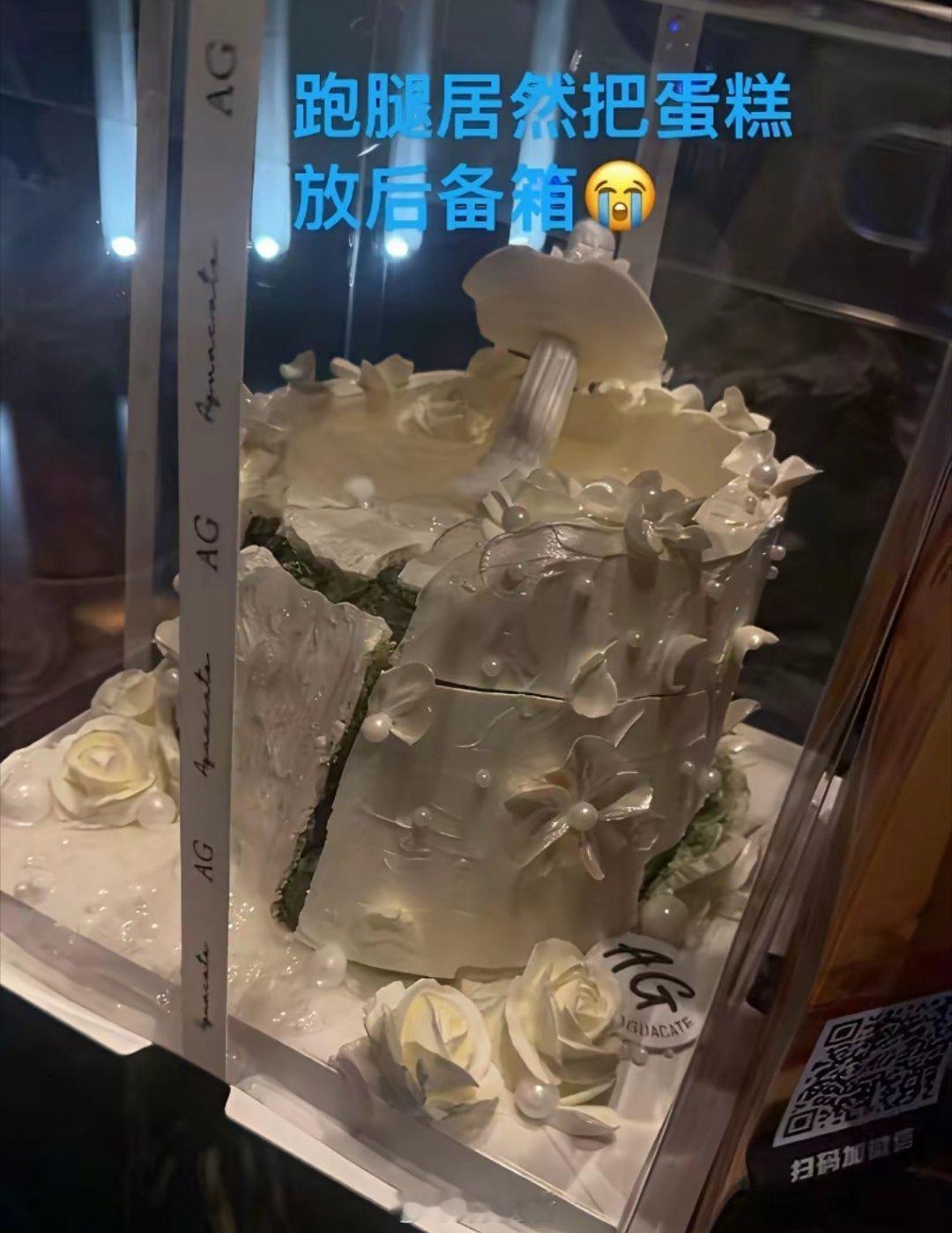 点了个蛋糕外卖，跑腿把我的晚饭弄洒了，可以找他赔偿吗？