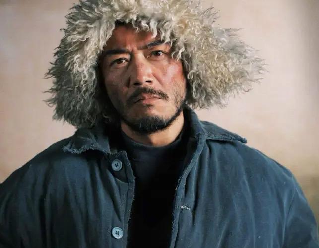 8750万片酬一分不让的顶流，现在蹲在4800米高原给新人调机位。当年剧组求他