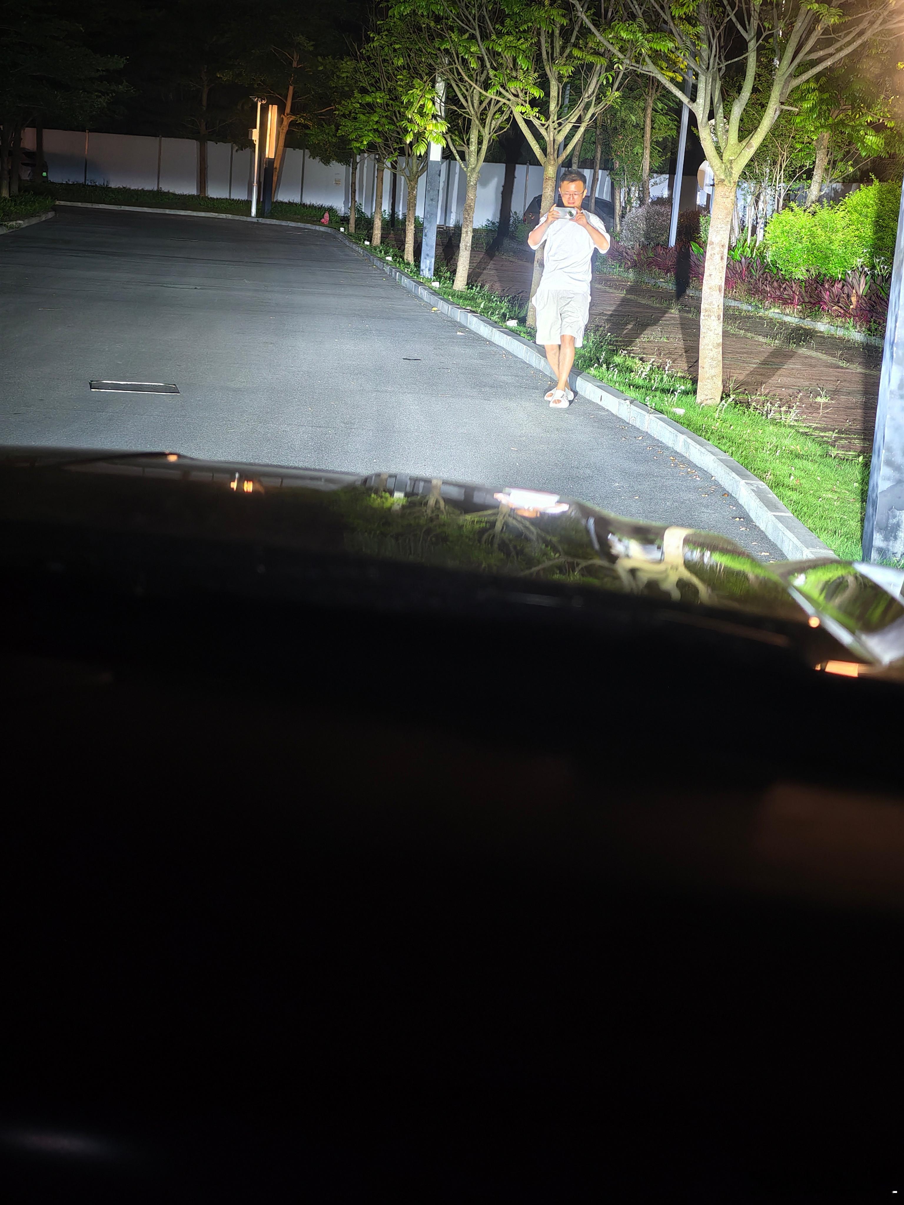 是不是有啥毛病？某人大半夜不睡觉。非要拉着我出去看看坦克700的远光灯有多亮！