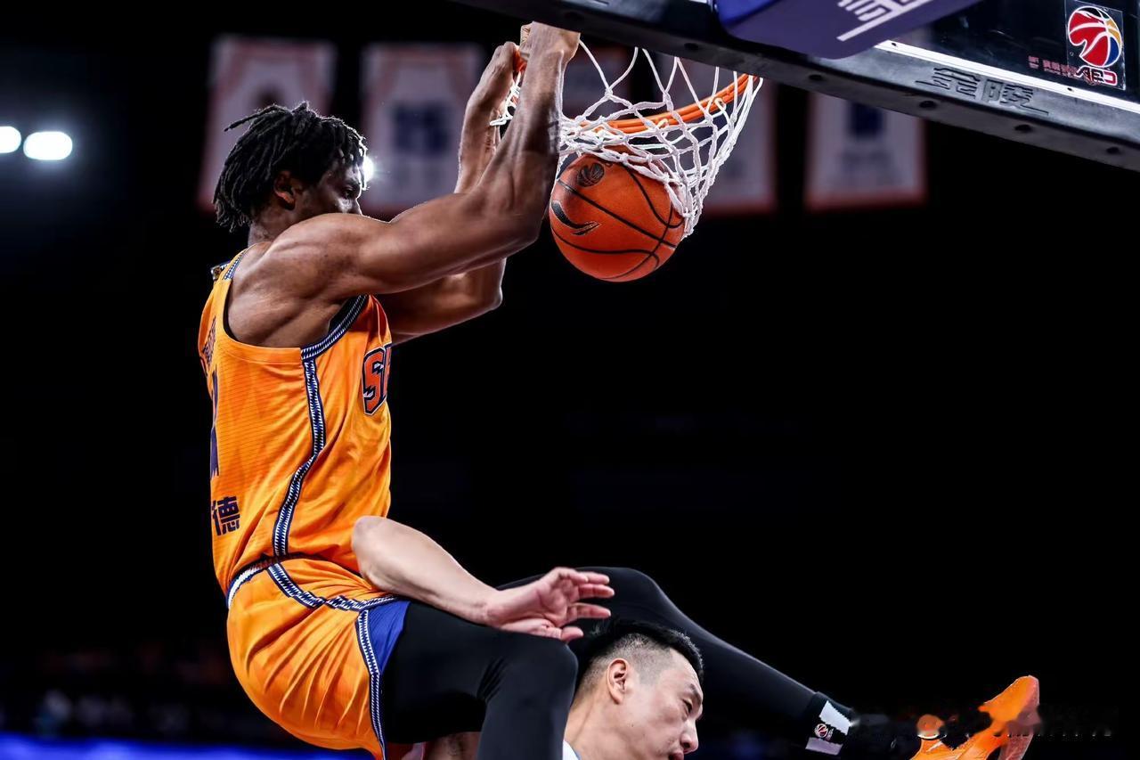 谁是CBA最厉害的内线中锋？答案就是上海队的“大白边”怀特塞德！