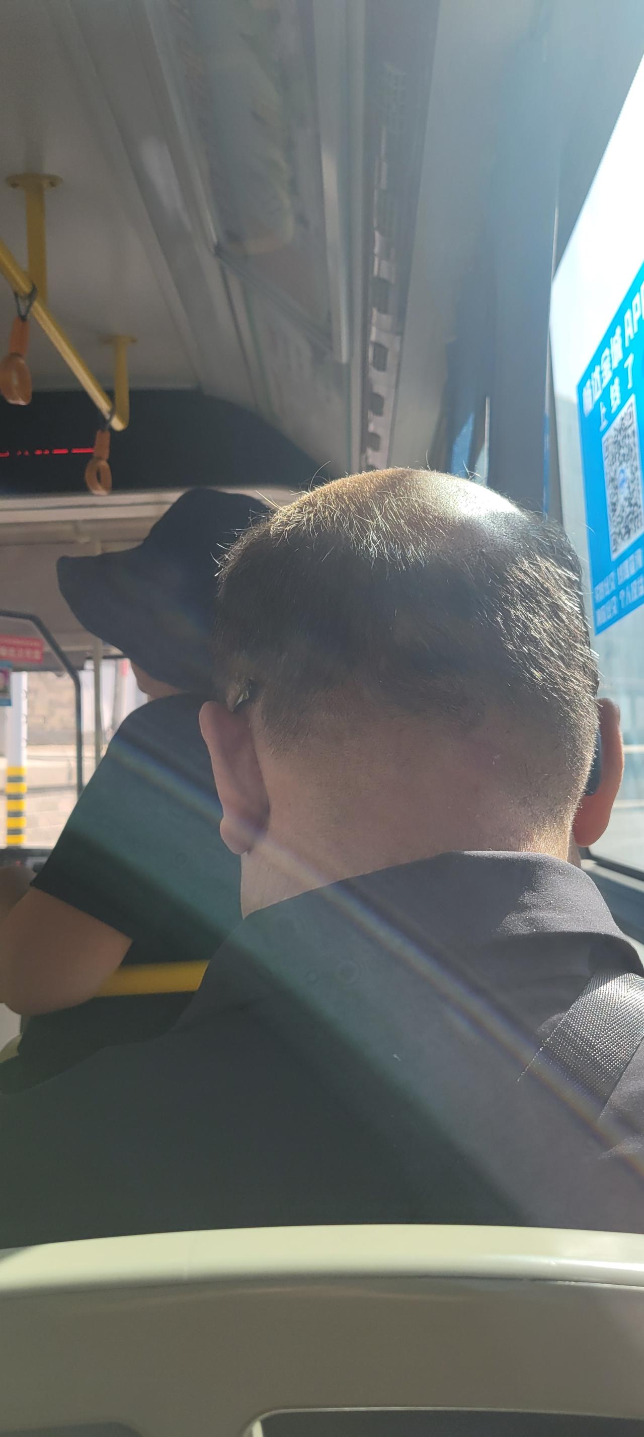今天上午乘坐兰州市某路公交车，由于不是高峰期，乘坐公交车的大多数是老年人。某路