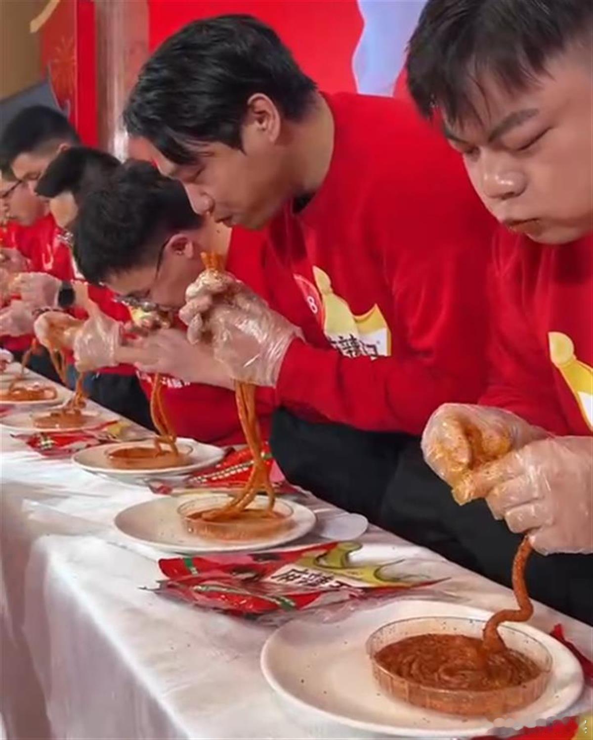 小伙2分钟吃73根辣条赢7300元这比赛看得我腮帮子都酸了！2分钟73根辣条，这