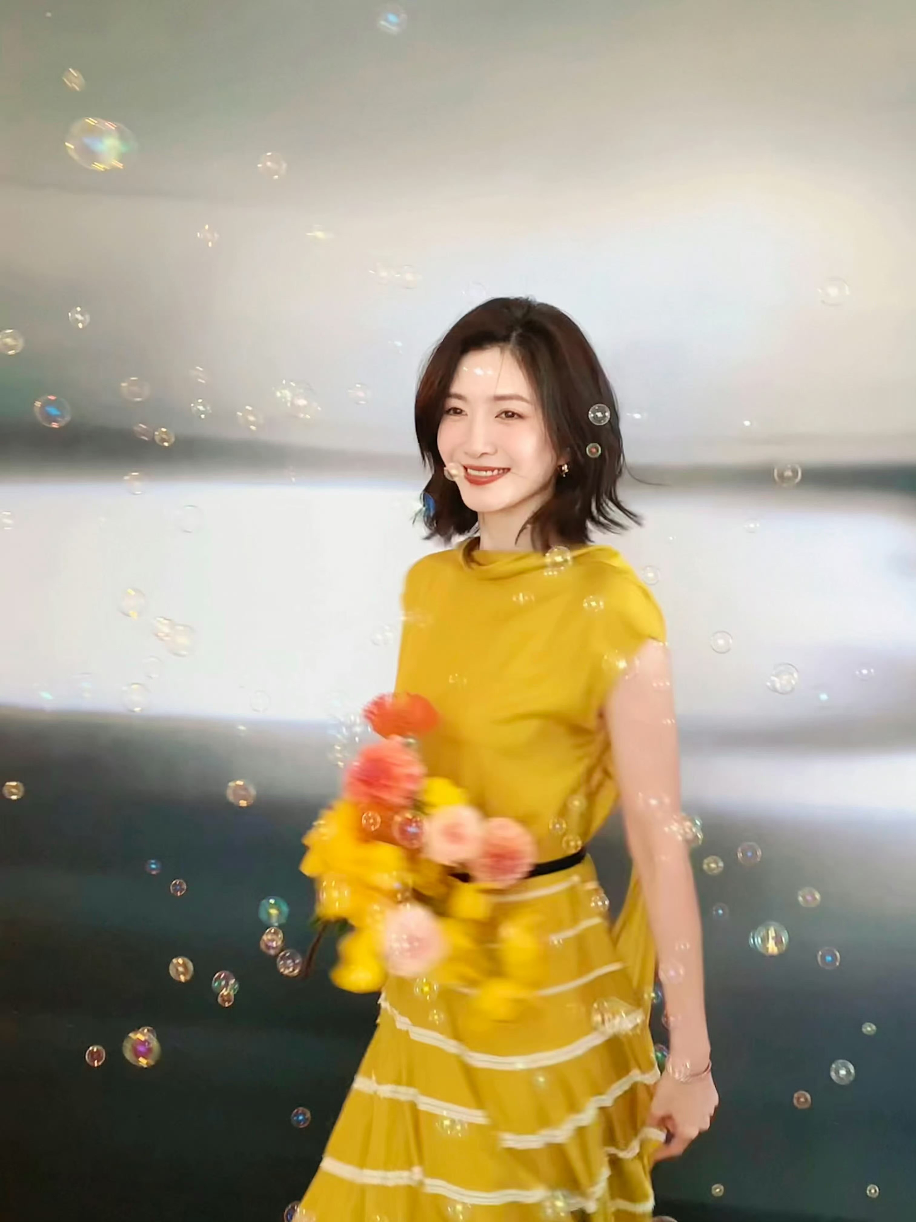 江疏影短发是自己剪的江疏影短发美成啥了果然高颜值就是任性，江疏影自己动手剪短发直