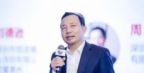 1993年，“包工头“黄德满花3000元接手了一家资不抵债的宾馆，更名为维也纳酒