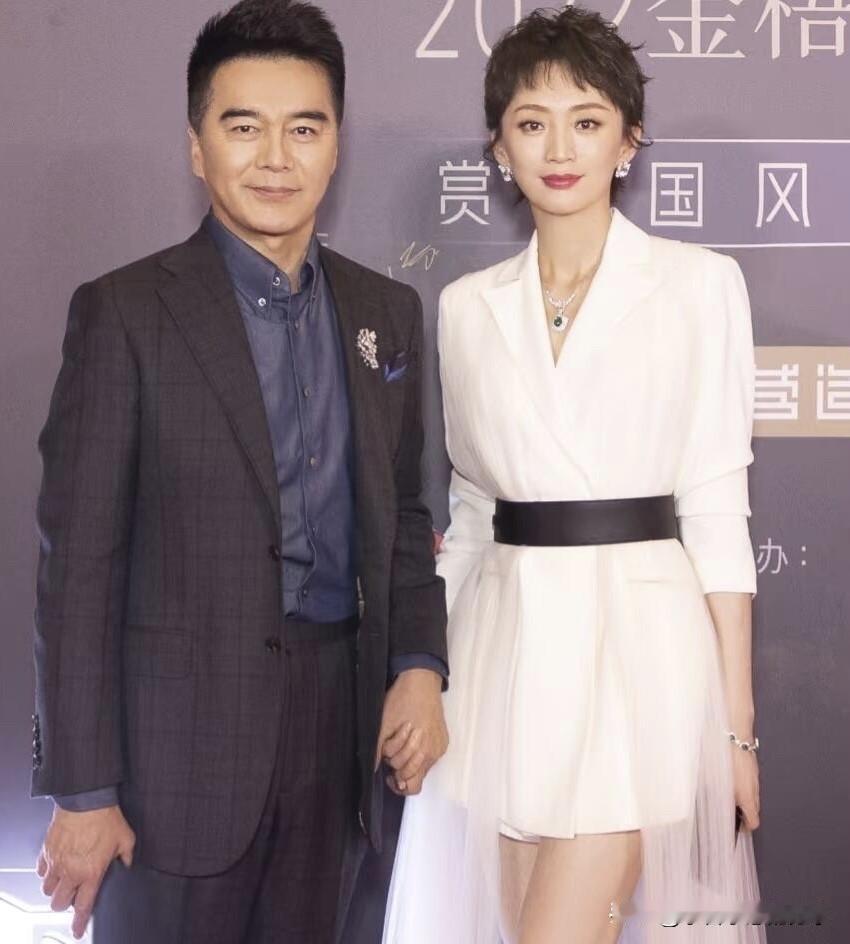 发现了没，许亚军真的是一个不老的男神，早年间他跟何晴的合影是那么帅气，现在老了是