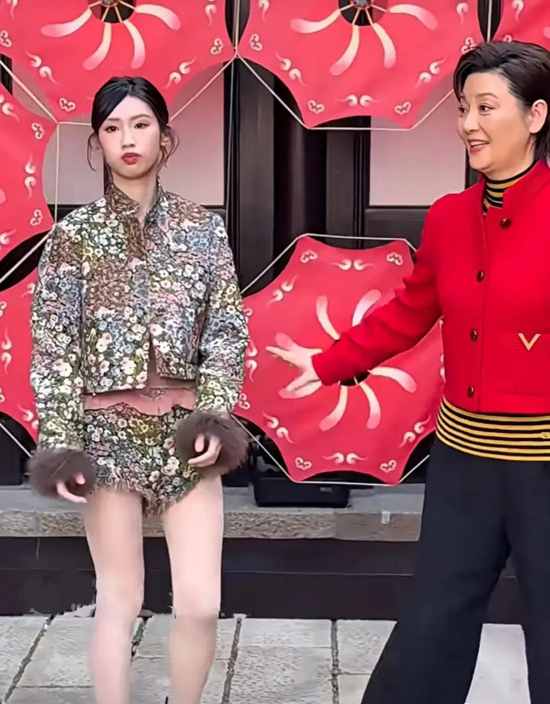 镁光灯炸开。红毯尽头，徐帆的手伸出去，落空了。不是一次。是三次。养女徐朵