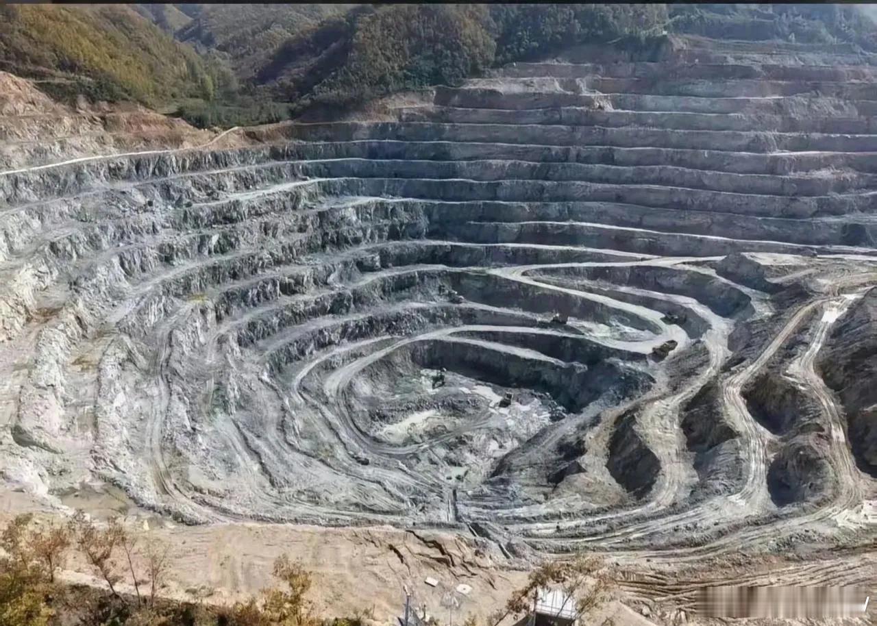 河南省洛阳市栾川县合峪镇官庄村多位村民向媒体反映，当地栾川恒裕矿业有限公司（下称