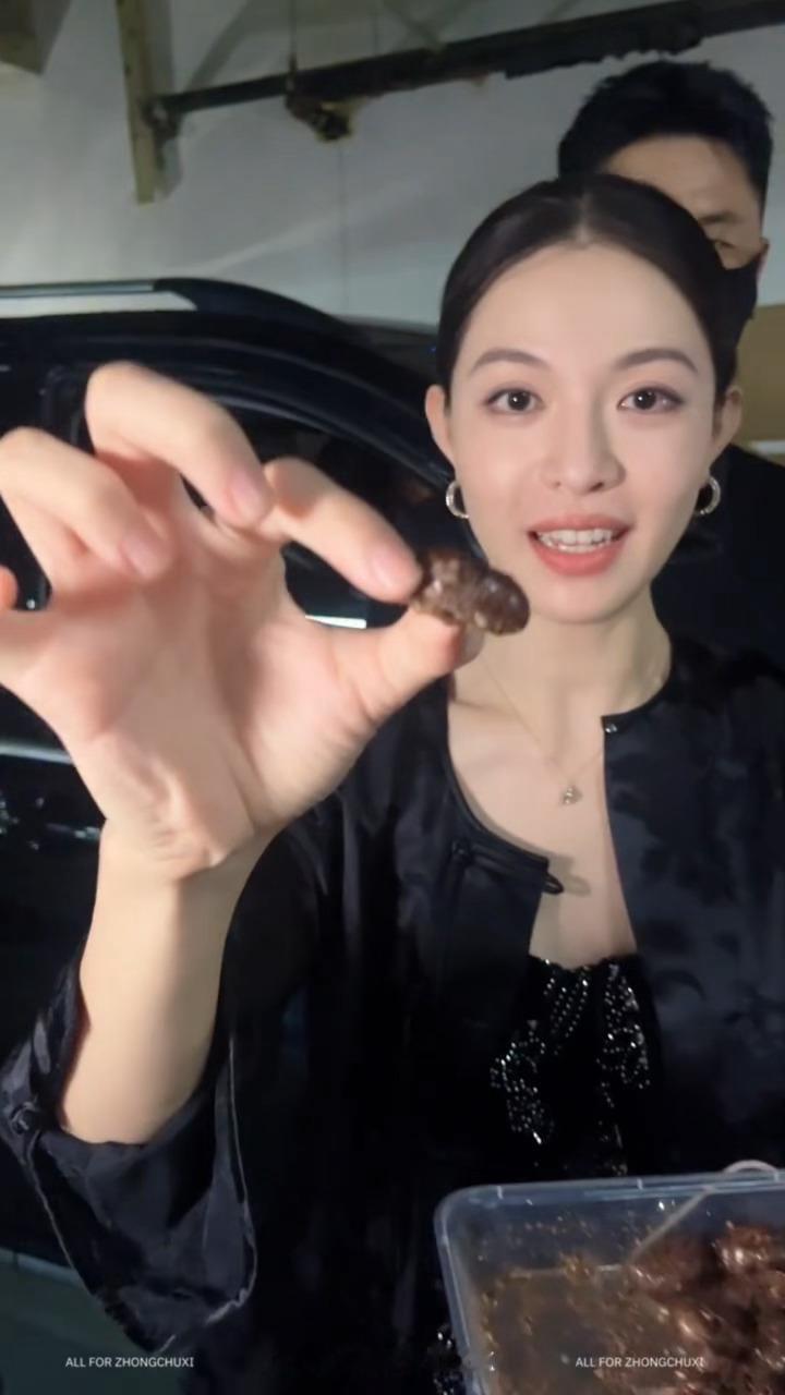omg钟楚曦你吓到我了！蝉的剧宣真的要吃蝉吗哈哈哈哈哈钟楚曦给粉丝喂蝉蛹钟楚曦吃