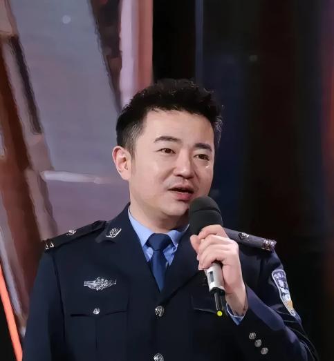 卫辰尧是任长霞的儿子，在自己17岁时母亲因公殉职，后来他继承母亲的志向，报考了侦
