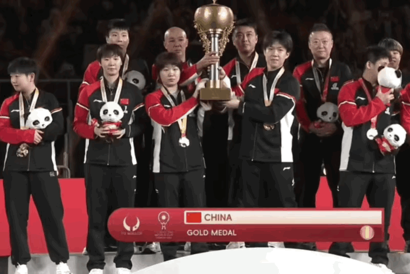 莎莎太逗了：颁奖时看玩具走神了！莎莎真是个孩子啊，人家大奖杯都举起来了，她还