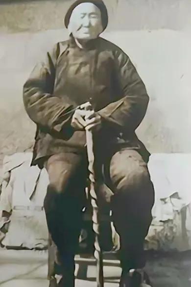 1941年，一位老妇人请“汉奸”侄子吃饭，突然压低声音道“孩子，给我弄300发子