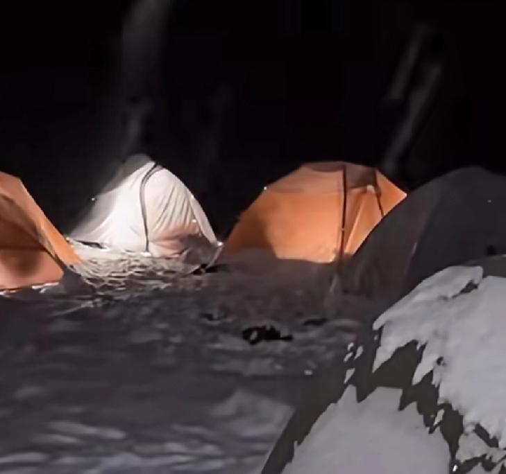 有些人就是没事找罪受川西一座四千米高海拔的山峰上来了，很多人在这里搭帐篷，体验