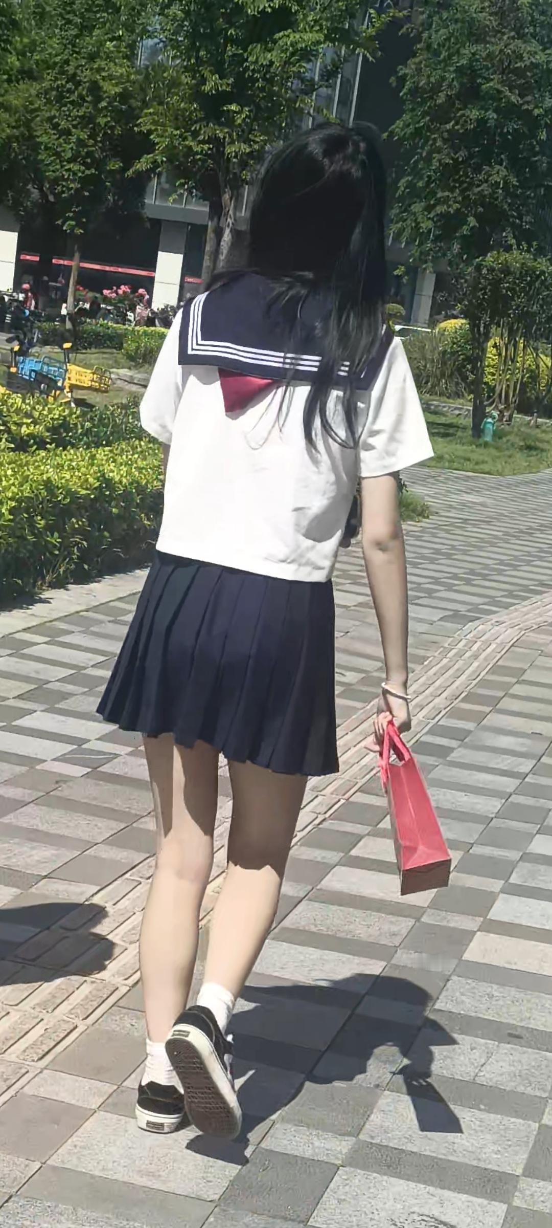 在喧闹的街头偶遇的这些女孩，皮肤白皙得像刚剥壳的鸡蛋，身材匀称得恰到好处，长相俊