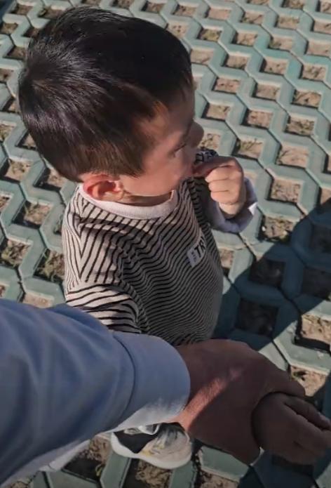 男子和家人正在湖边游玩时，一名陌生小男孩突然跑过来拉住了男子，说找不见自