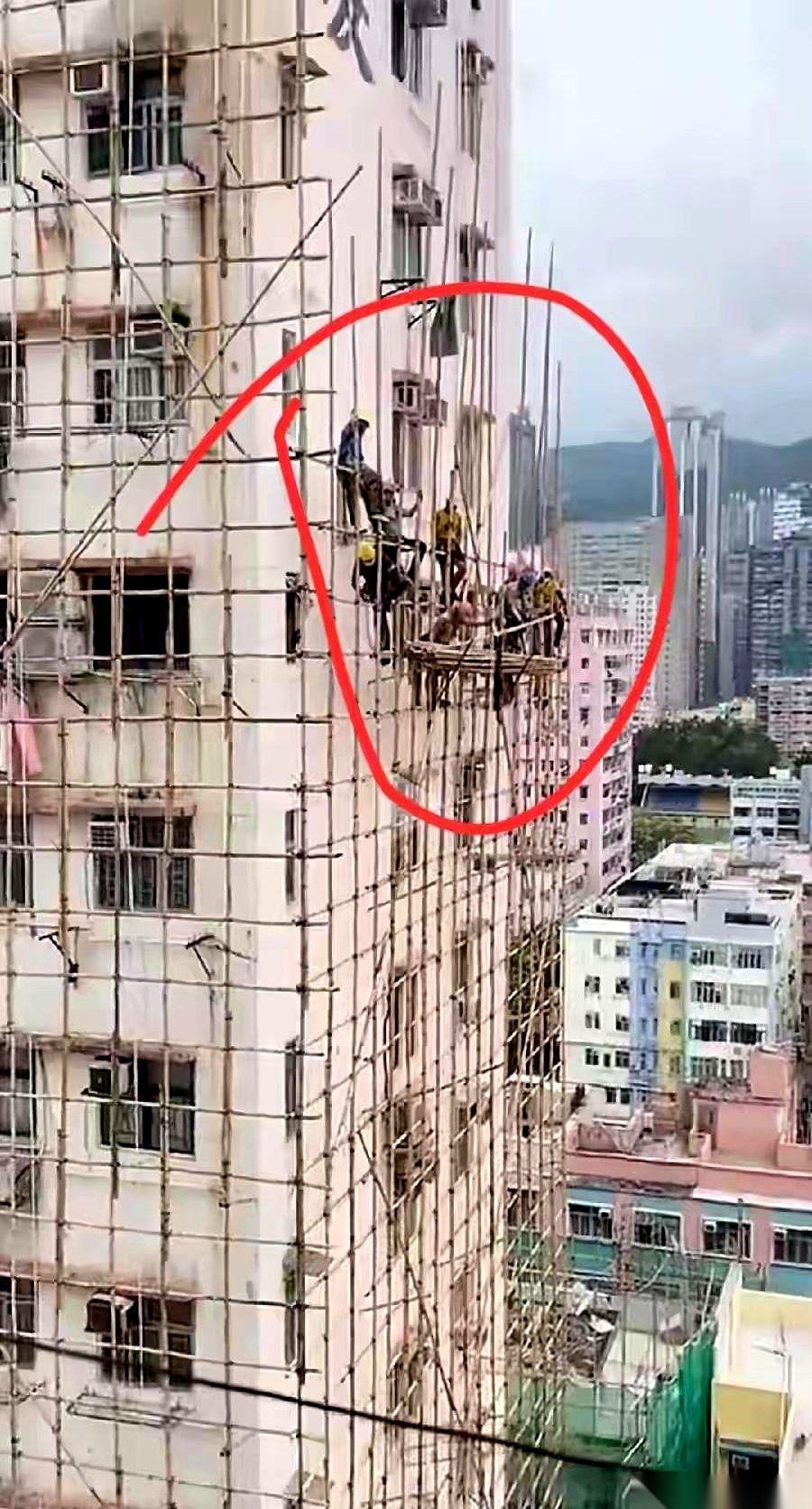 我第一次在香港街头抬头看的时候，我真傻了。几十层的高楼，外面密密麻麻糊了一层…