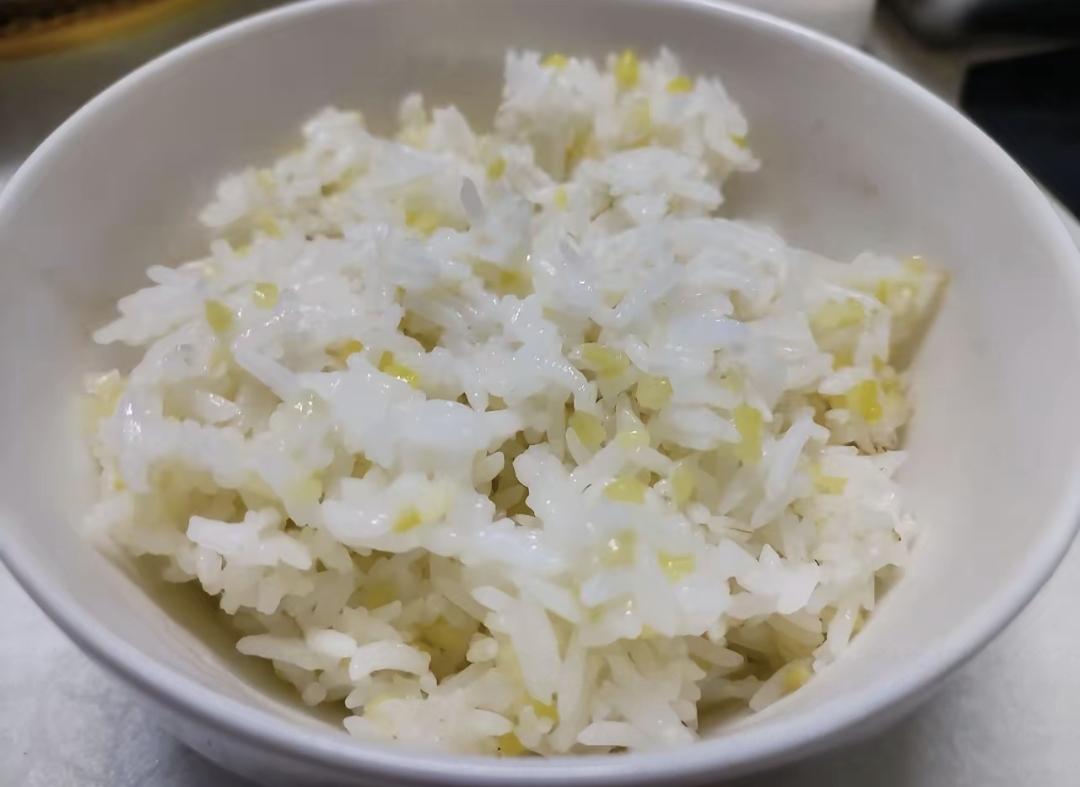 今天朋友来我家吃饭，我随手给他盛了碗饭，一勺就满了。他立马说不行，得再添两下，不