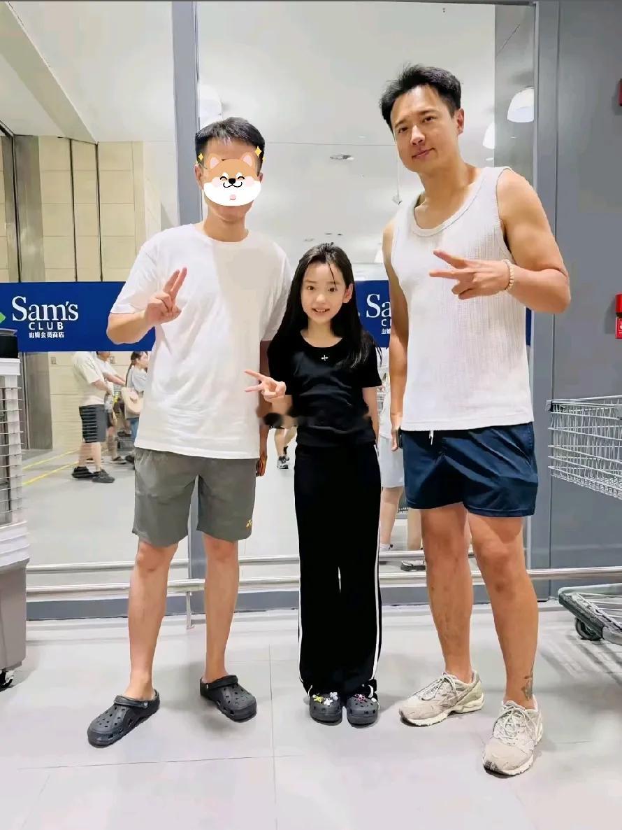 高云翔带小酒窝，在天津逛超市，父女俩颜值好高！