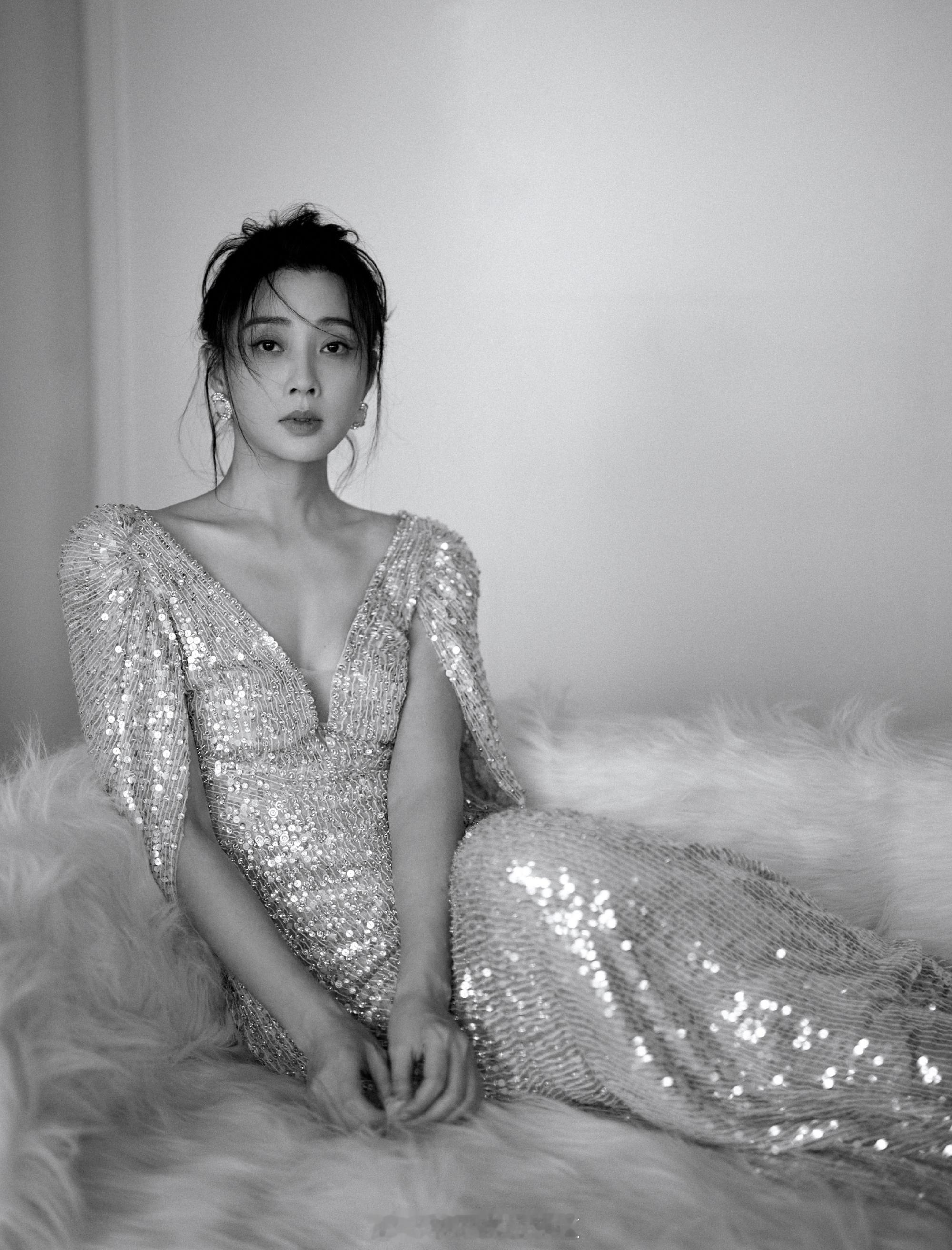 殷桃深鎏金长裙迷人写真