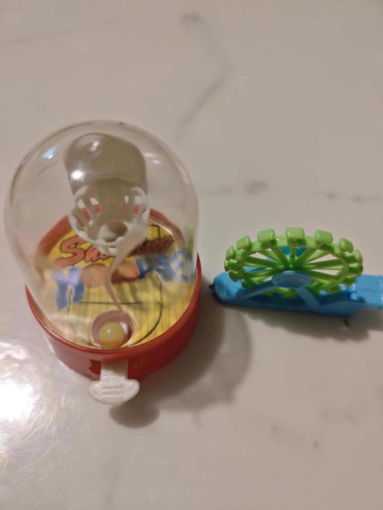 现在这儿科的医生是真有爱心，去看病还送小玩具，虽然不值什么钱，但是这份心意让人觉