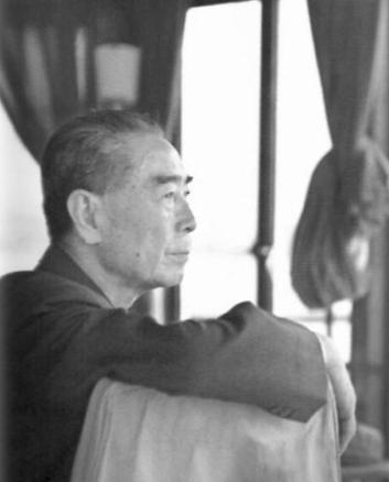 叶剑英：为周恩来总理守灵了。刘伯承：为周恩来总理守灵了。徐向前：为周恩来总理守灵