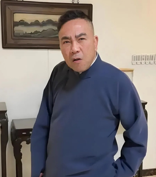 虎哥爆料，杨议在5月18日的收徒宴，本来是准备了10桌，可是去了300多个人，为