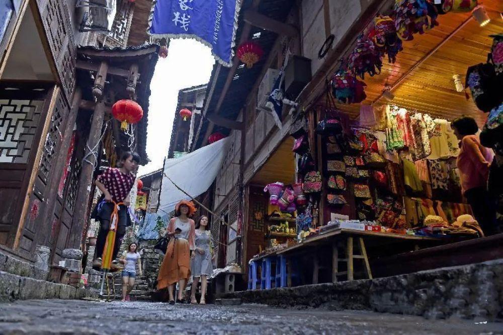 为何全国各地古镇相似度高达99%，连特色小吃都一模一样？有一个很重要的原因，很多