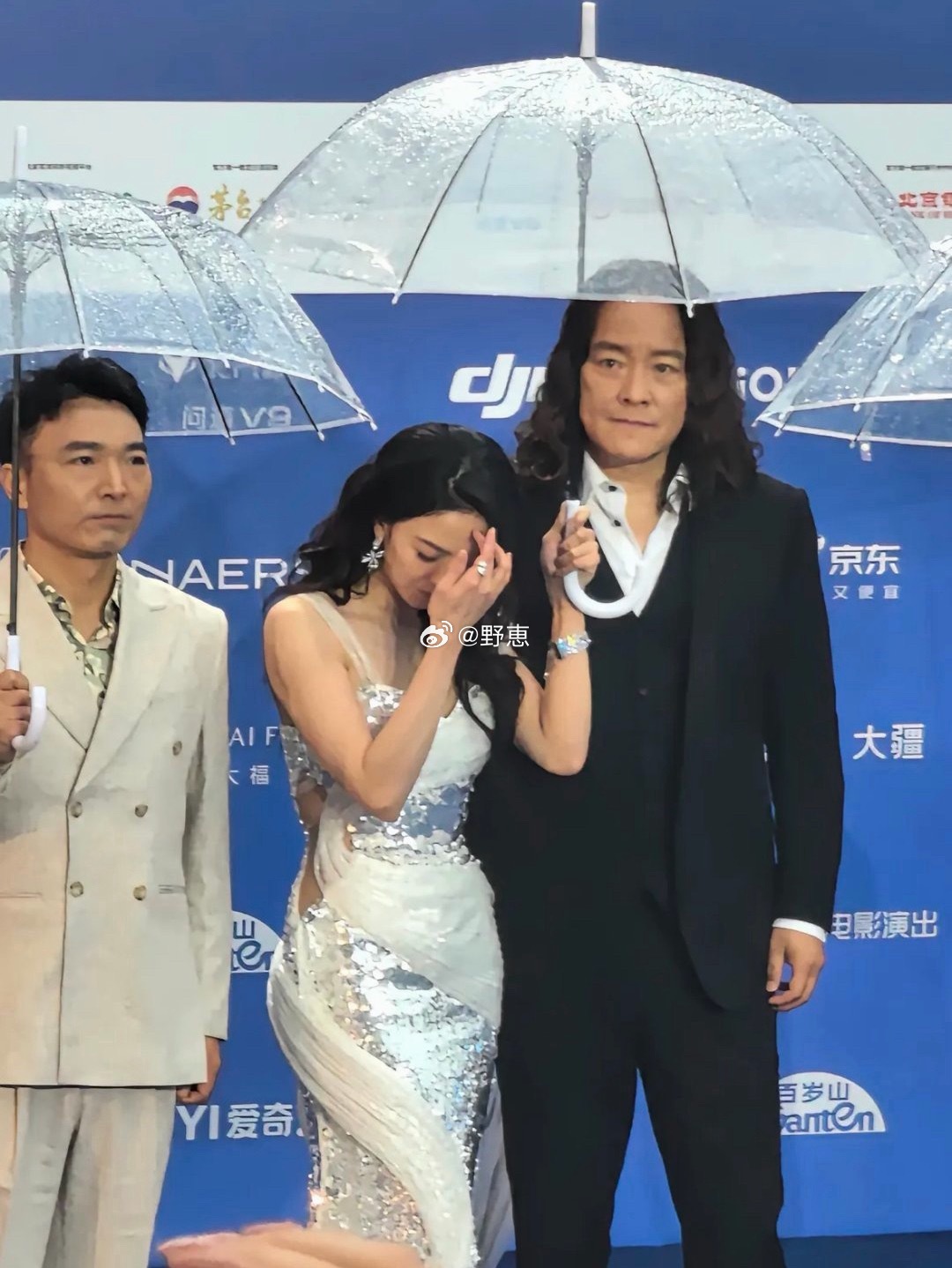 我感觉，撑伞也没用