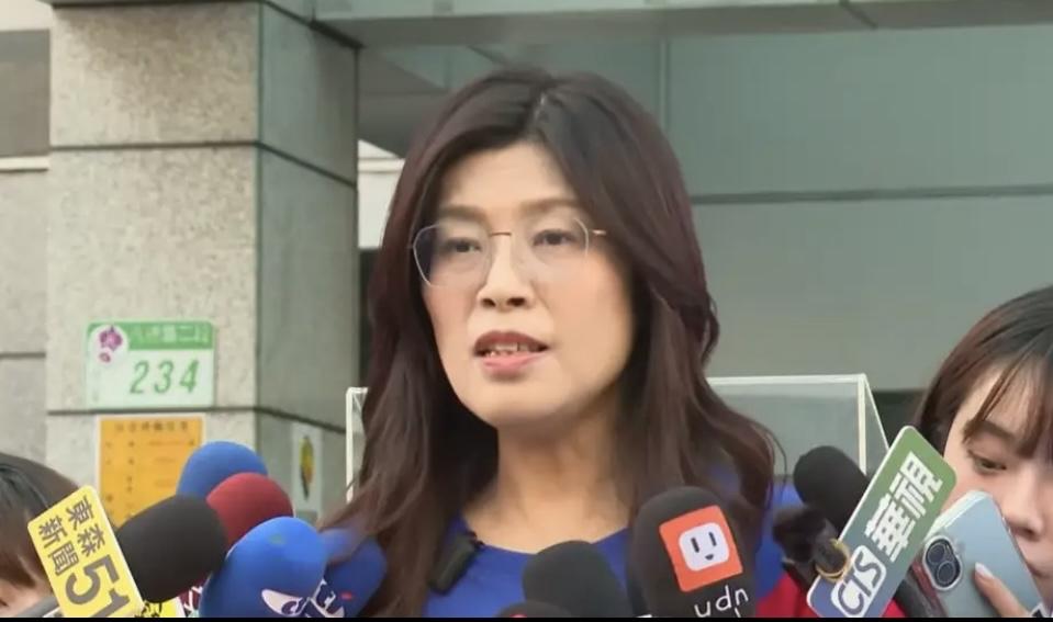 “劳苦功高”？郑丽文这话听着客气，实则全是话术。对着竞争对手的前领导说场面话，