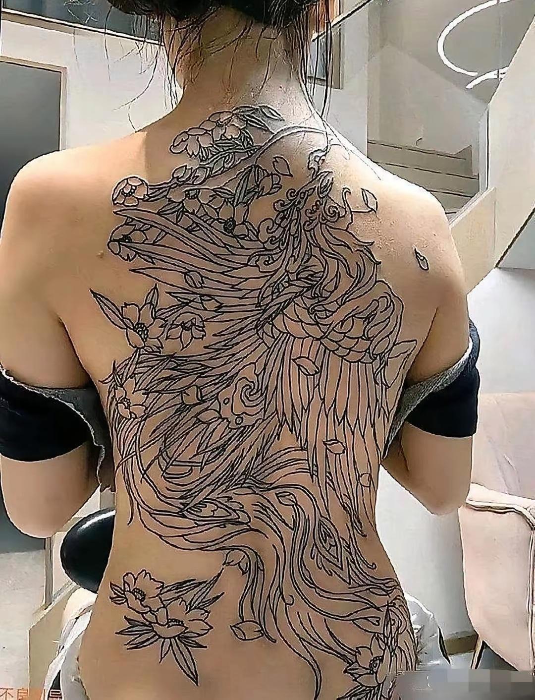 我老婆闺蜜就干了这么件让人直摇头的事儿！她非得花大价钱去纹个满背纹身，还美滋滋地