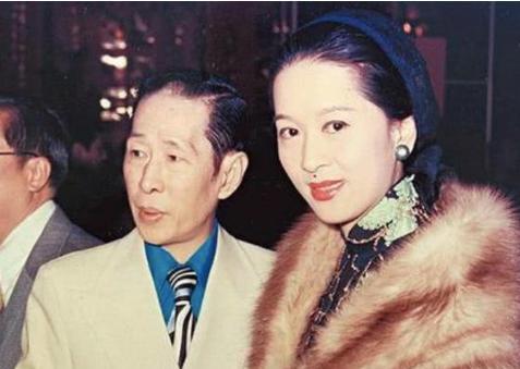 1997年，家财万贯的邓永祥在临终前要求儿子邓兆尊:“你以后一定要做一个败家子，