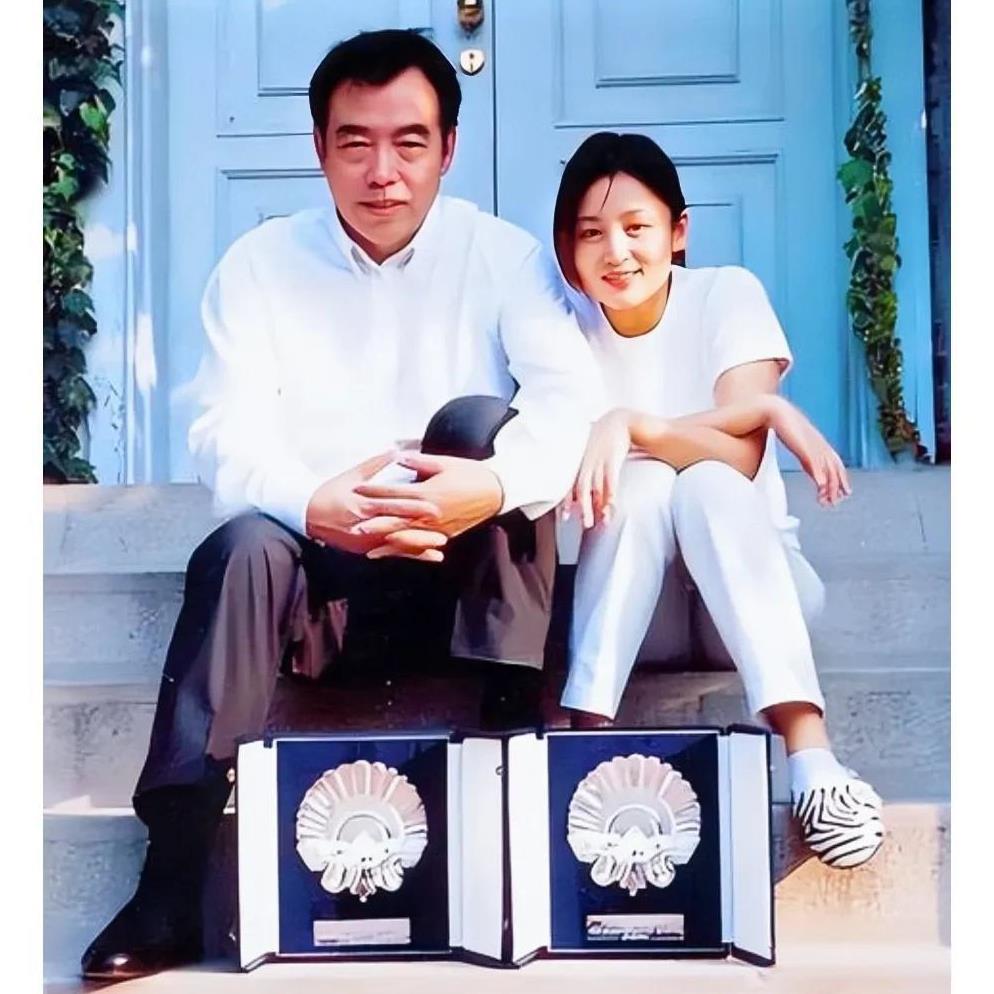 帅气逼人的陈凯歌，美若天仙的陈红，这张照片摄于1994年二人热恋期间。当时陈凯歌