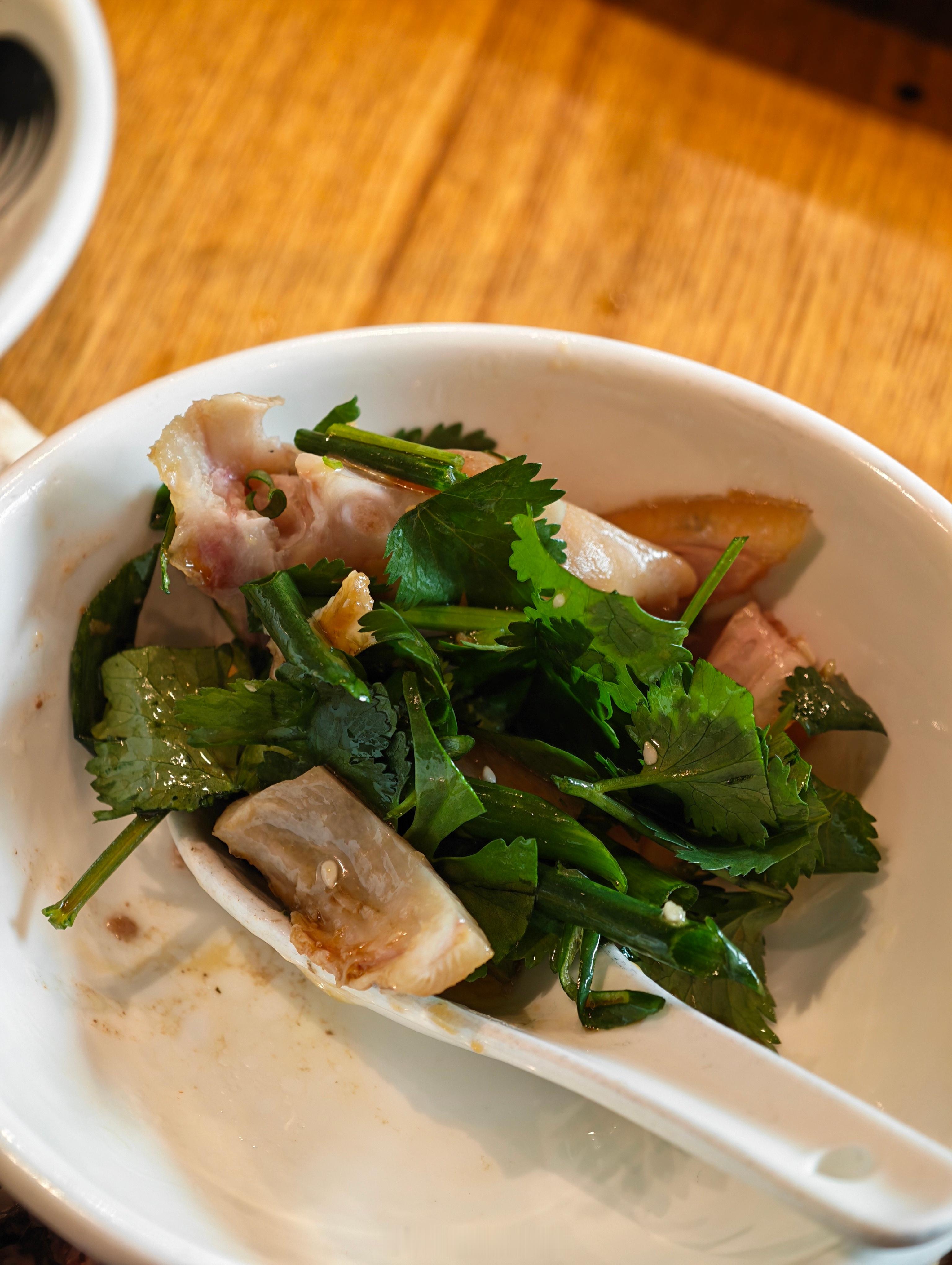 还得是老饭堂，粤菜出品依旧稳。一大口香菜搭配白切猪手，肥瘦双拼靓叉烧，都很无敌。