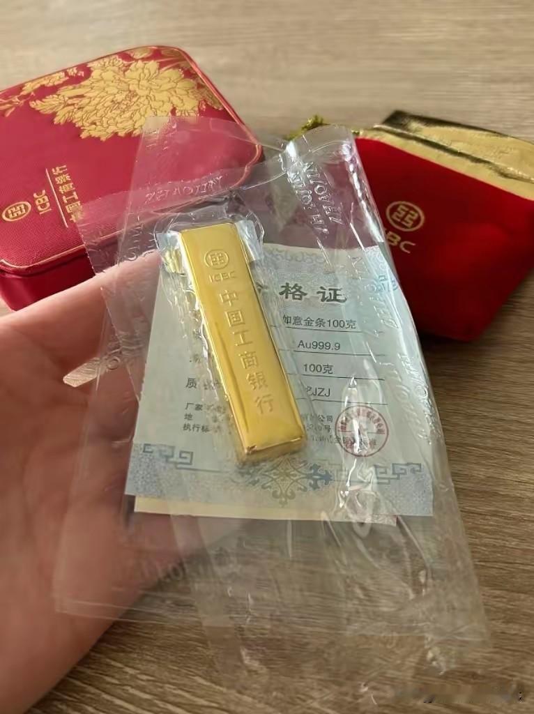 手里攒着黄金的，最近这日子确实不好过。6月2号那天，看着金价跌破976，我心