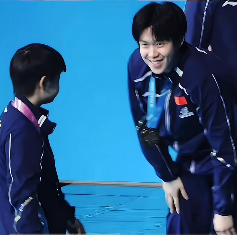 莎莎不但脖子上戴着金牌，还在王楚钦旁边走过。四眼相望，王楚钦站了起来，刚