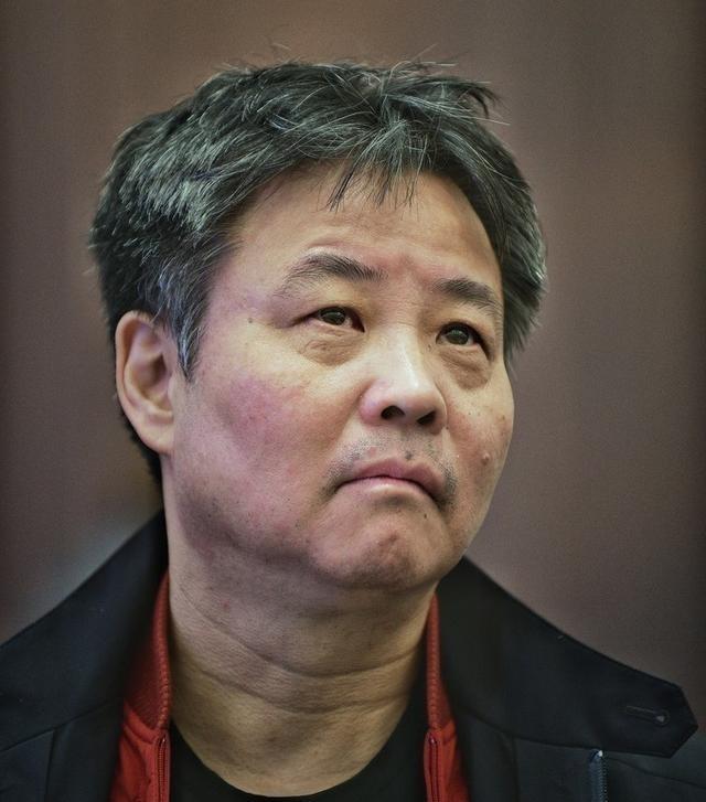 1991年，31岁的余华在北京初遇“红颜知己”陈虹回家后，他毅然和发妻离婚，带